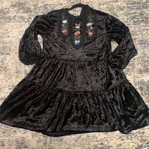 Beautiful & black velvet material! Has intricate embroidery as shown! 💕